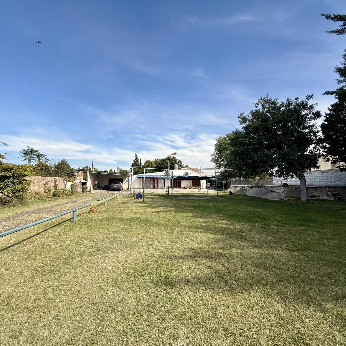 Casa con Salones y Predio de 2500 m² Calle Roca Plottier 4