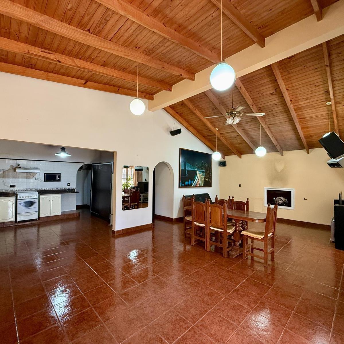 Casa con Salones y Predio de 2500 m² Calle Roca Plottier 3
