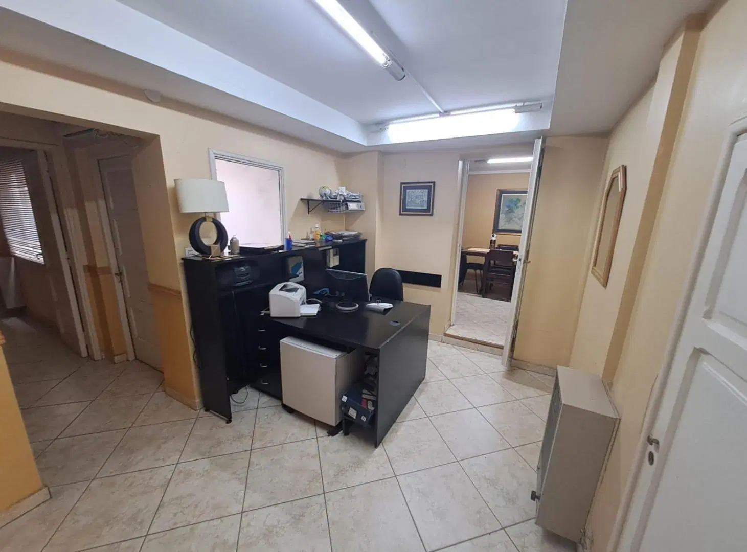 Oficinas con 3 privados y un local comercial 2