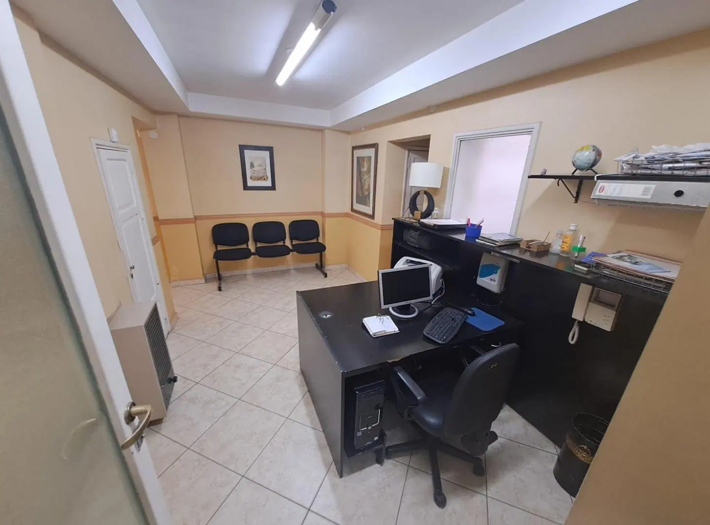 Oficinas con 3 privados y un local comercial 3