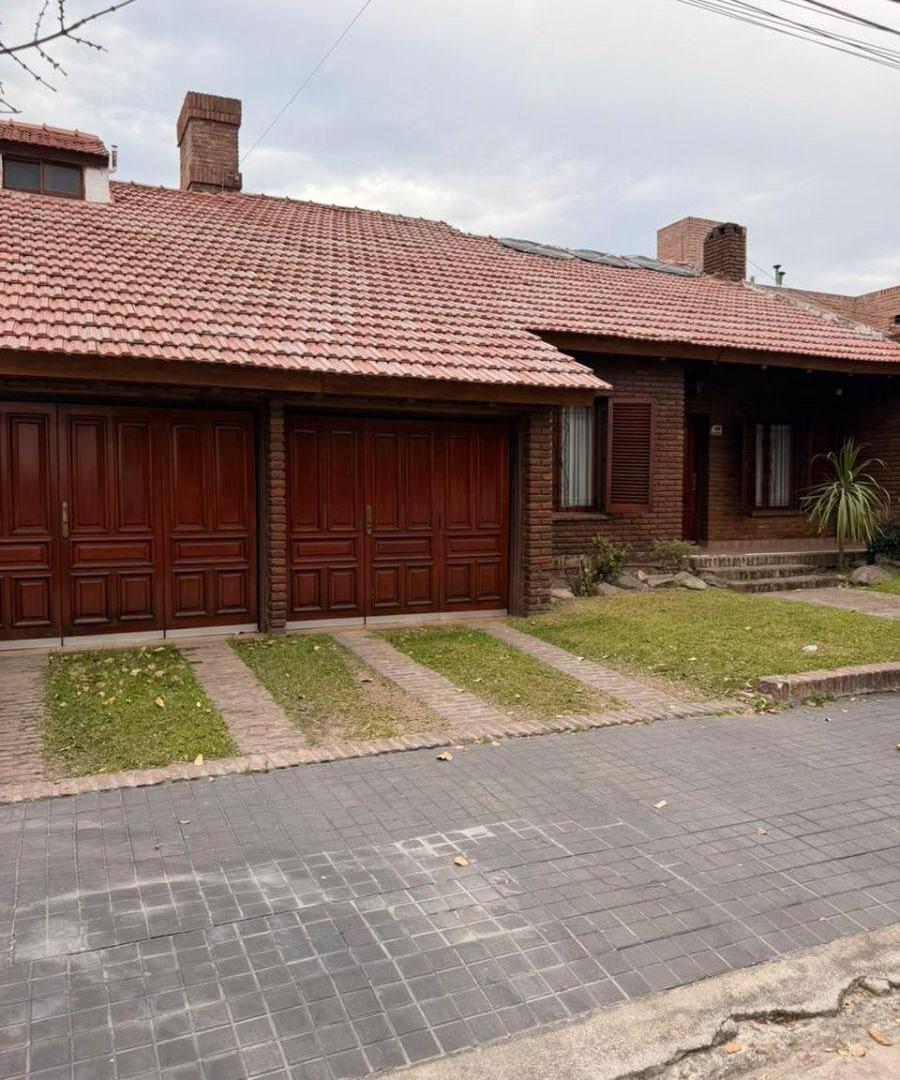 Foto de VENDO CASA URCA - 4 dorm - coch doble, galeria, asador y pileta, imagen 4