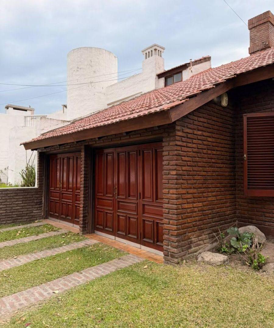 Foto de VENDO CASA URCA - 4 dorm - coch doble, galeria, asador y pileta, imagen 5