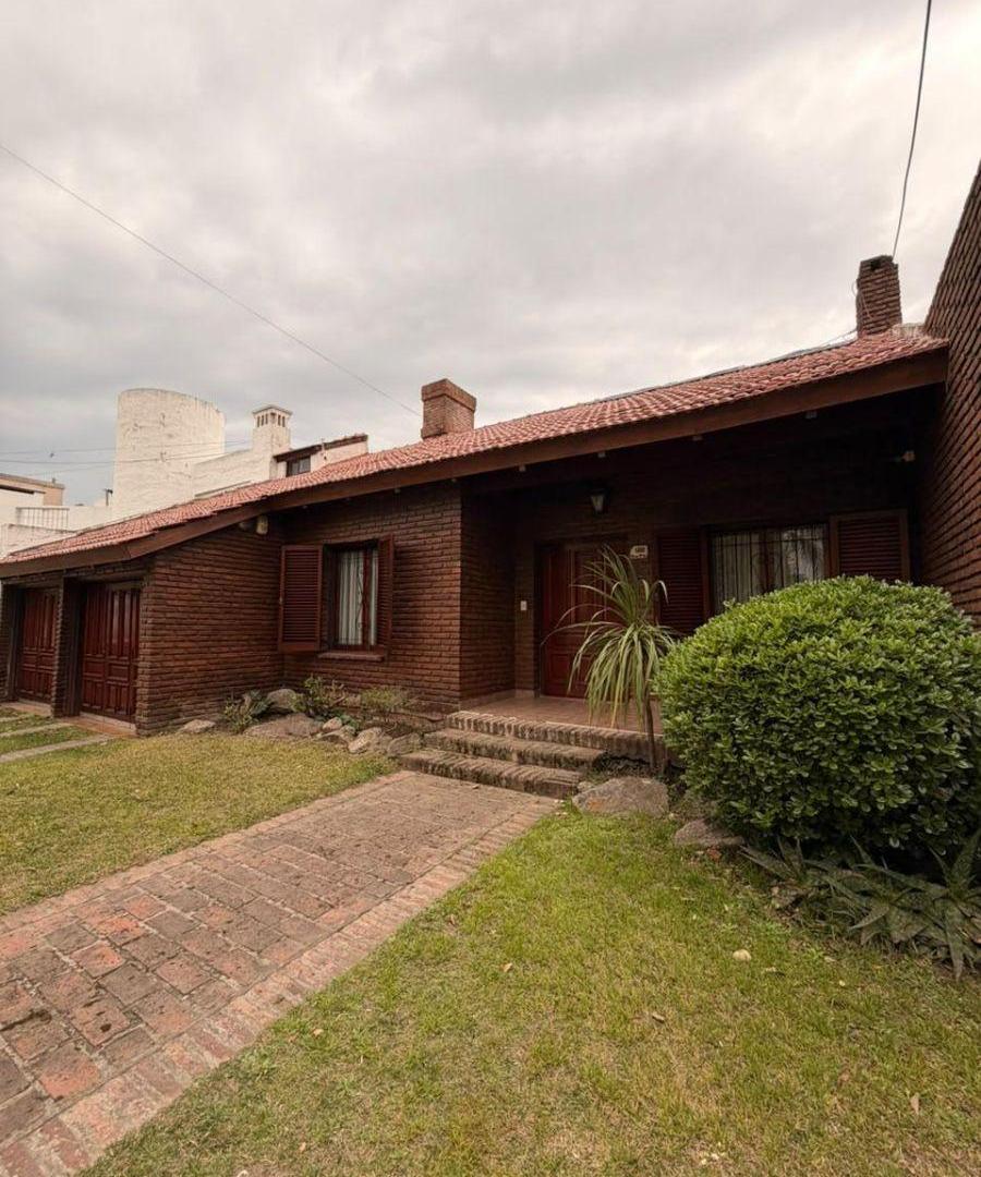 Foto de VENDO CASA URCA - 4 dorm - coch doble, galeria, asador y pileta, imagen 3