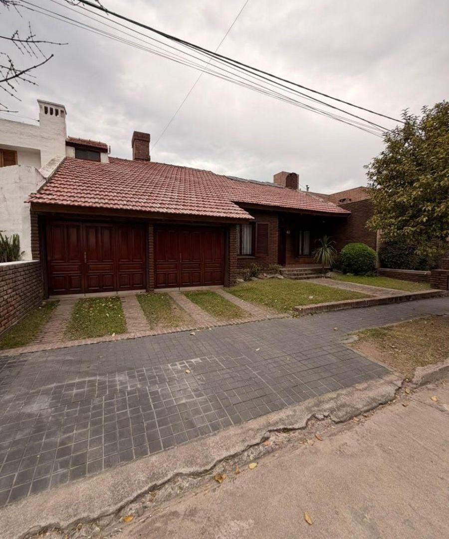 Foto de VENDO CASA URCA - 4 dorm - coch doble, galeria, asador y pileta, imagen 2