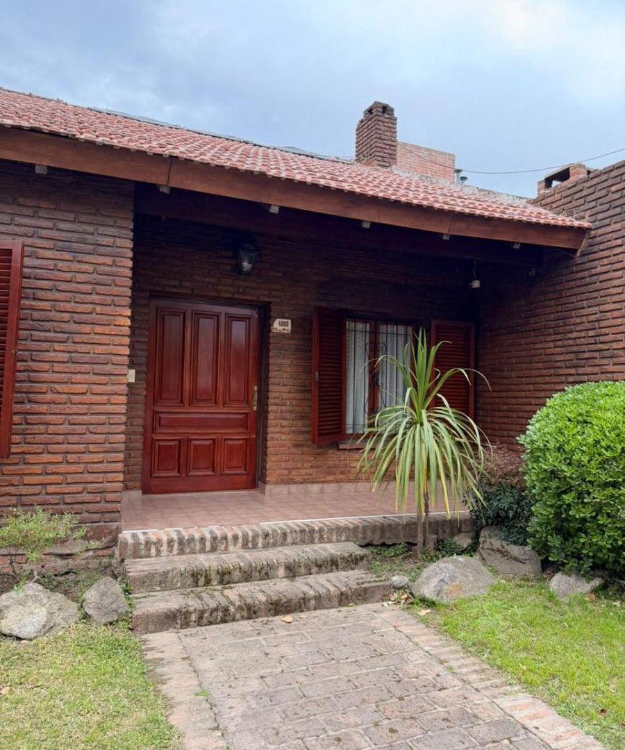 Foto de VENDO CASA URCA - 4 dorm - coch doble, galeria, asador y pileta, imagen 1