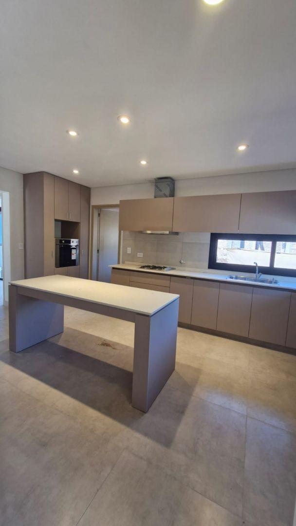 Casa 3 Dorm.. | Aguaribay Al 100 2