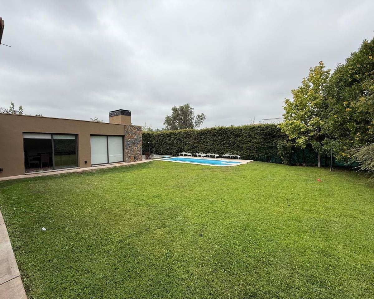 Casa en Venta 4 Habitaciones Barrio Privado Viamonte, Chacras de Coria. 2