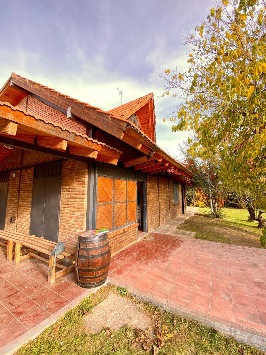 Venta Casa con Gran Parque en Lujan de Cuyo 2