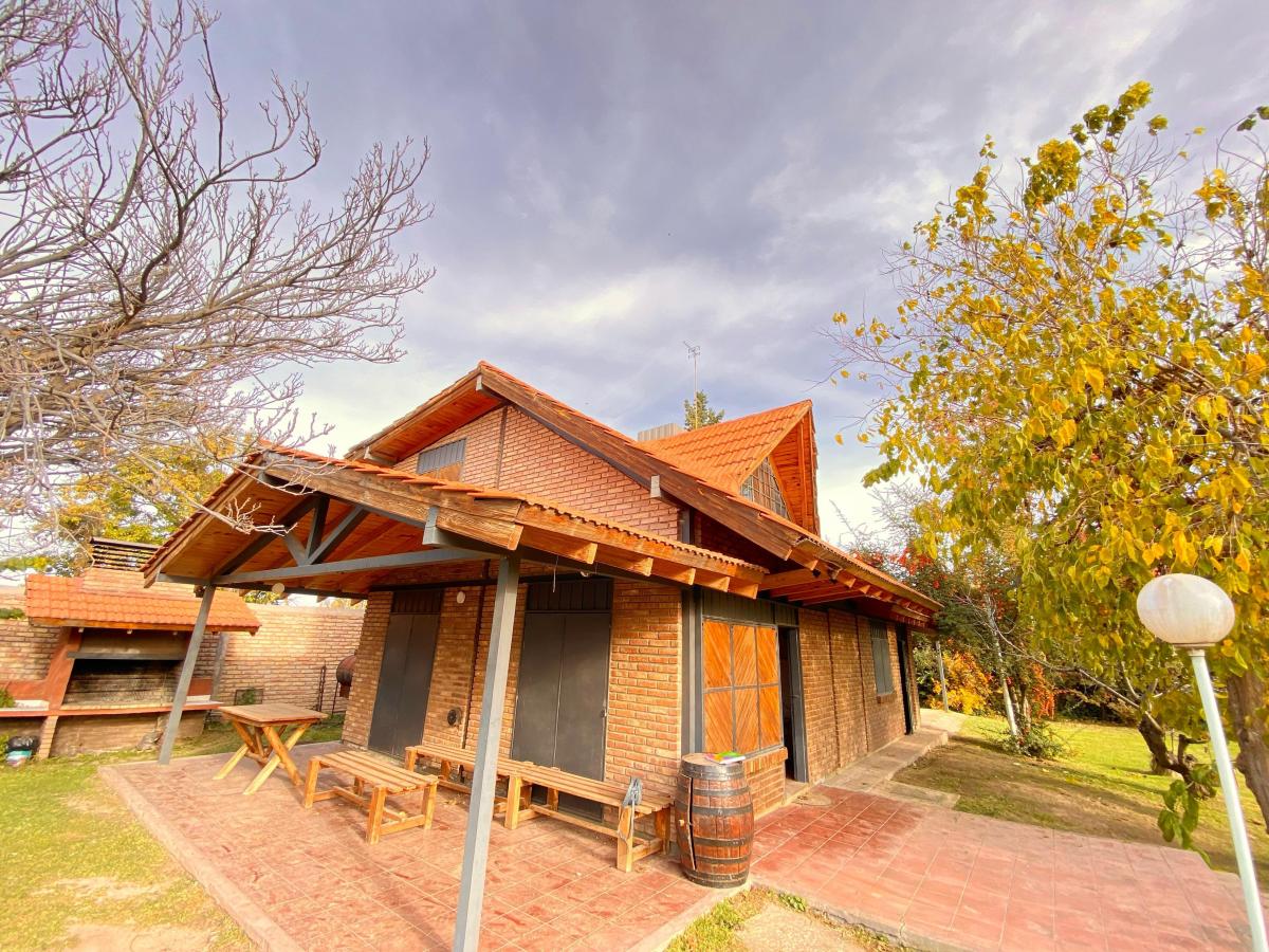 Venta Casa con Gran Parque en Lujan de Cuyo 2