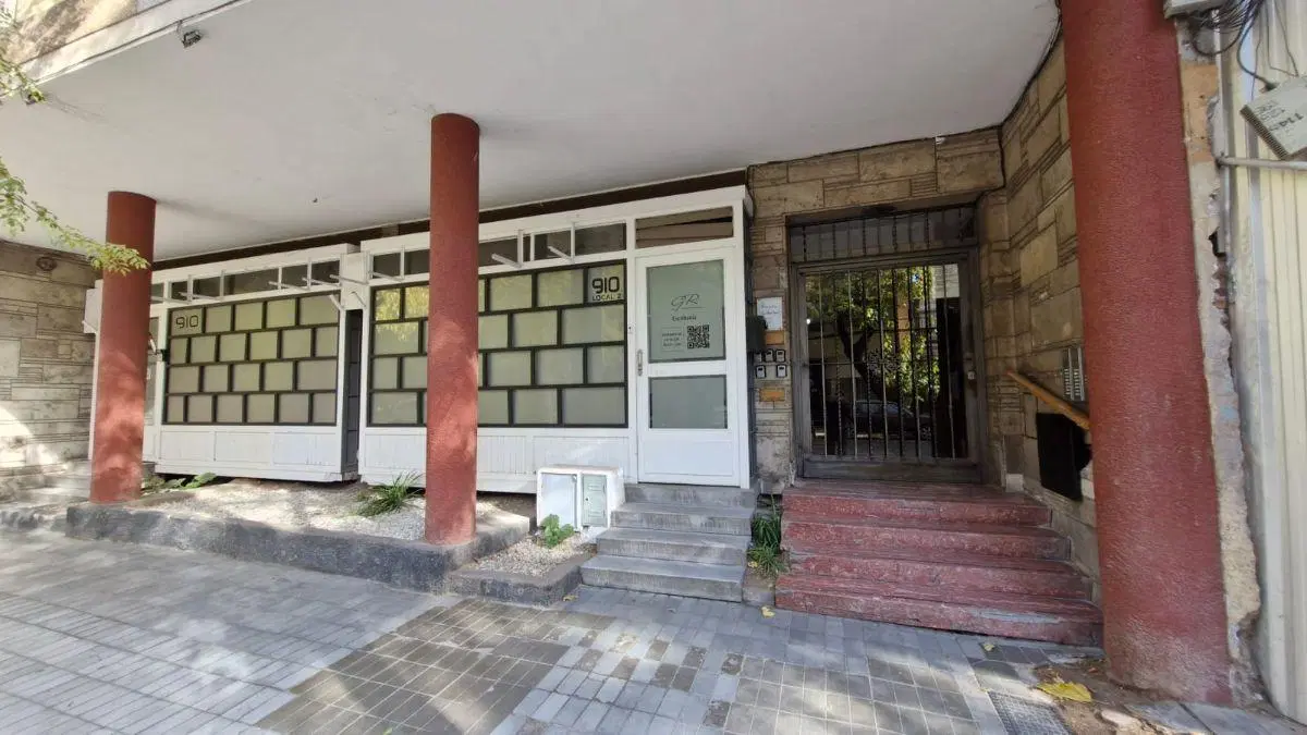 VENTA DE DEPARTAMENTO DE 3 HABITACIONES CON TERRAZA PROPIA A RECICLAR A METROS DE LA PLAZA ITALIA. 2