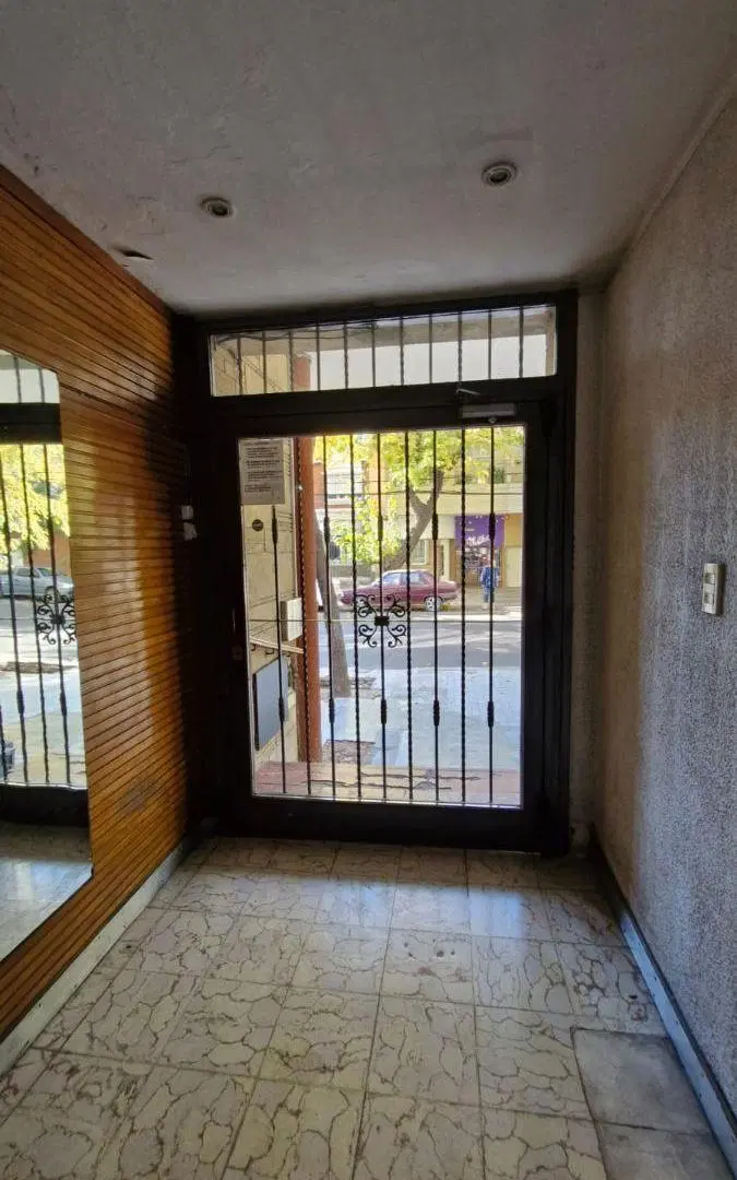 VENTA DE DEPARTAMENTO DE 3 HABITACIONES CON TERRAZA PROPIA A RECICLAR A METROS DE LA PLAZA ITALIA. 1