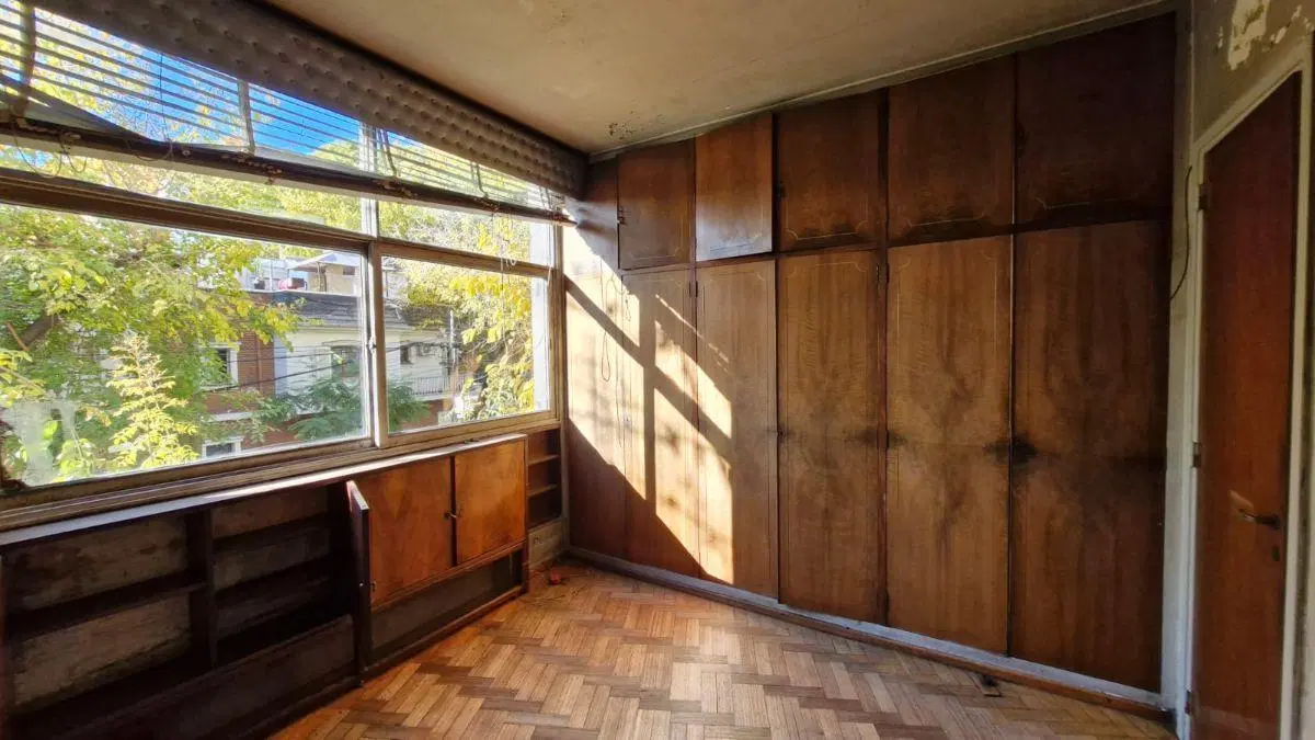 VENTA DE DEPARTAMENTO DE 3 HABITACIONES CON TERRAZA PROPIA A RECICLAR A METROS DE LA PLAZA ITALIA. 4