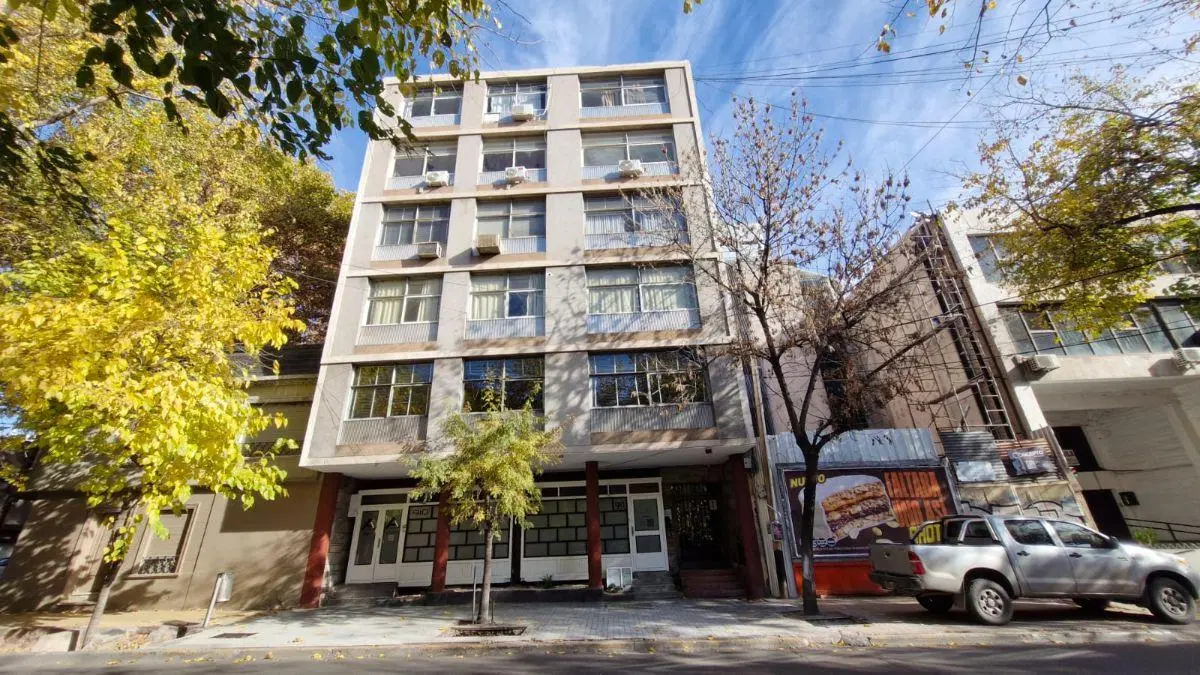 VENTA DEPARTAMENTO DE TRES HABITACIONES CON TERRAZA PROPIA PARA RECICLAR A METROS DE PLAZA ITALIA 2