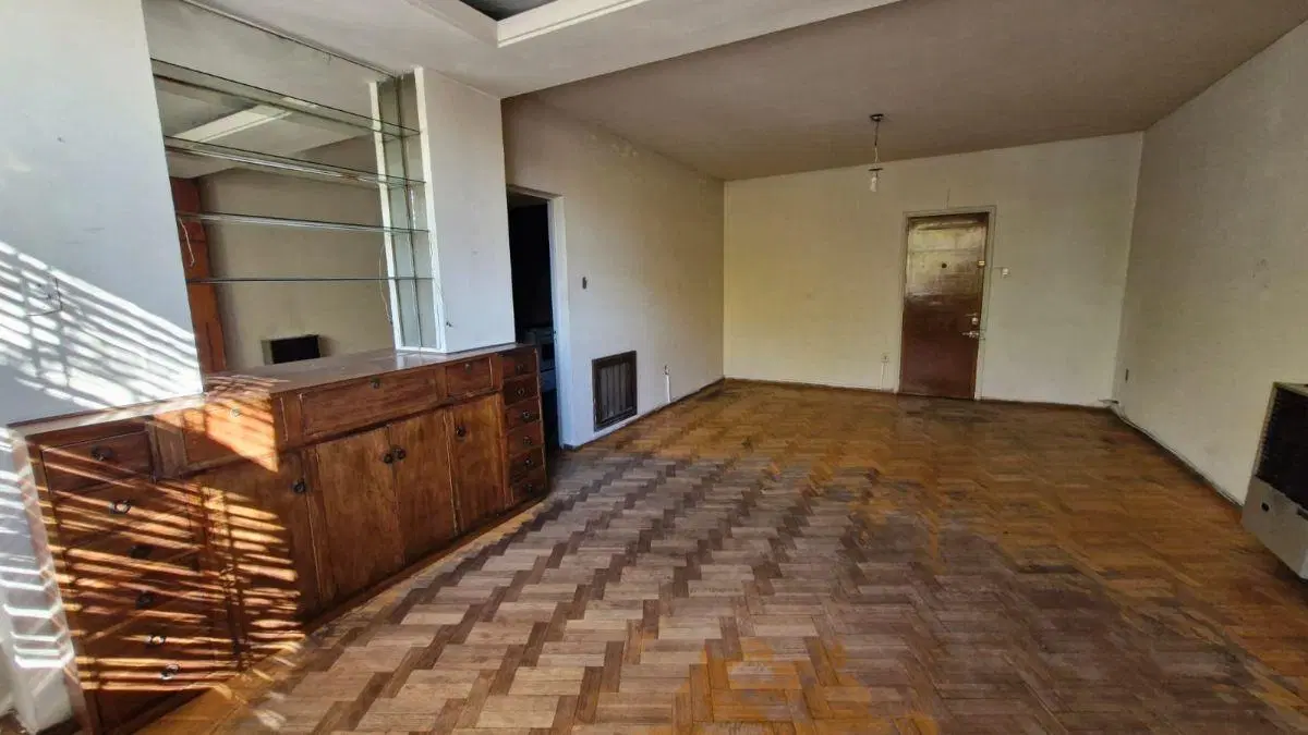 VENTA DEPARTAMENTO DE TRES HABITACIONES CON TERRAZA PROPIA PARA RECICLAR A METROS DE PLAZA ITALIA 1