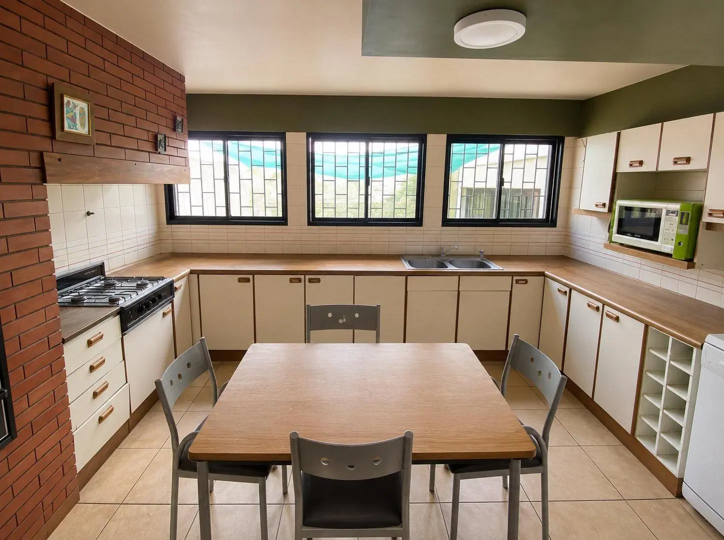 CASA EN VENTA EN CALLE MONTECASEROS 5 HABITACIONES CIUDAD DE MENDOZA. 4