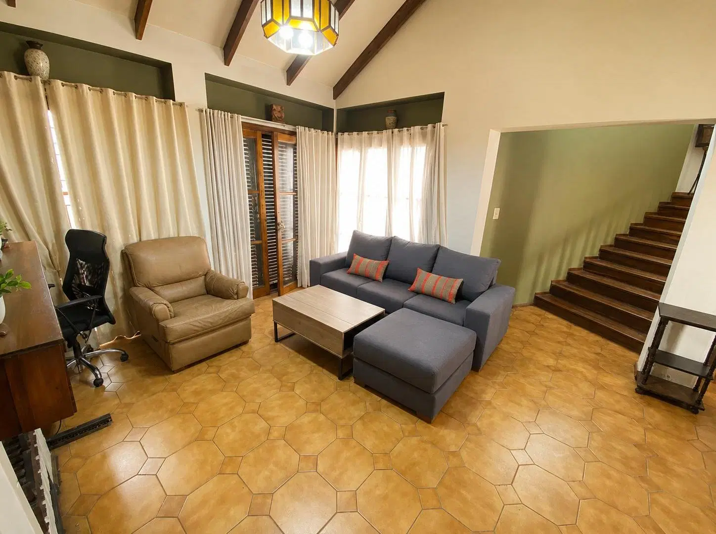 CASA EN VENTA EN CALLE MONTECASEROS 5 HABITACIONES CIUDAD DE MENDOZA. 3