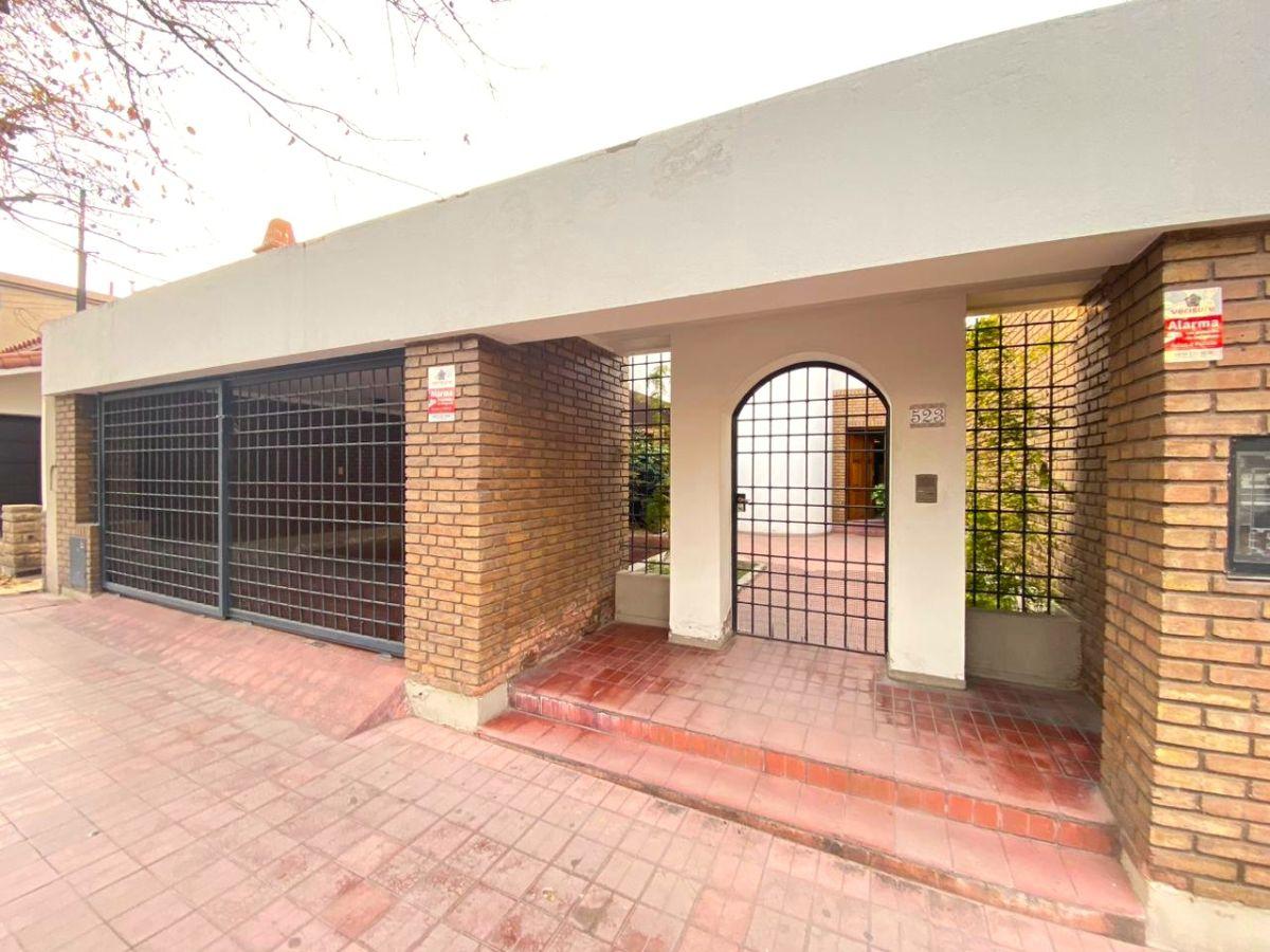 CASA EN VENTA DE 5 HABITACIONES EN 5TA SECCIÓN