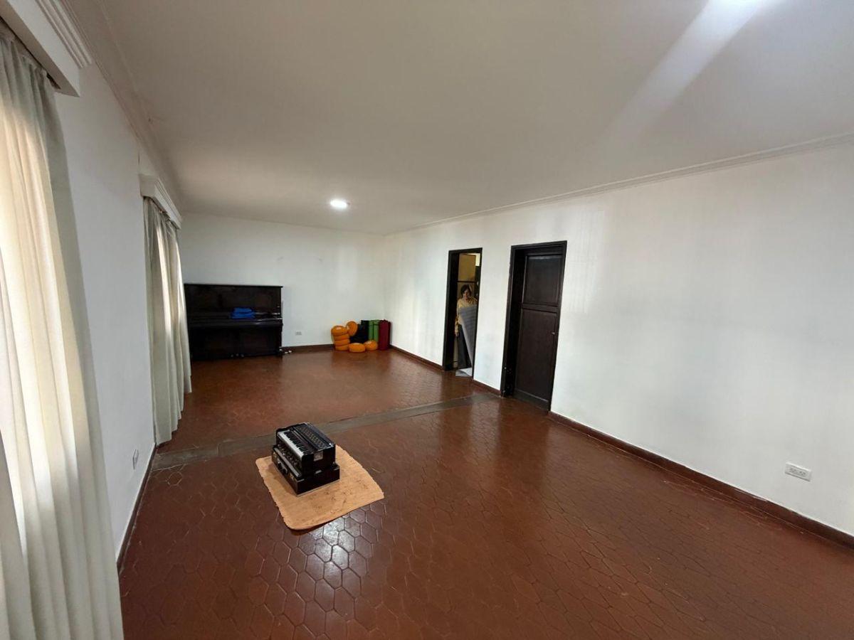 Foto de CASA EN VENTA 5 HABITACIONES BARRIO BOMBAL, MENDOZA, imagen 2