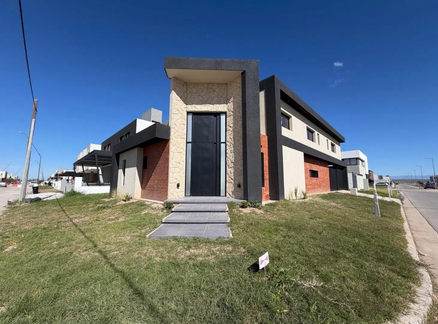 Casa de Diseño 4 dormitorios en Colinas de Manantiales 2 3