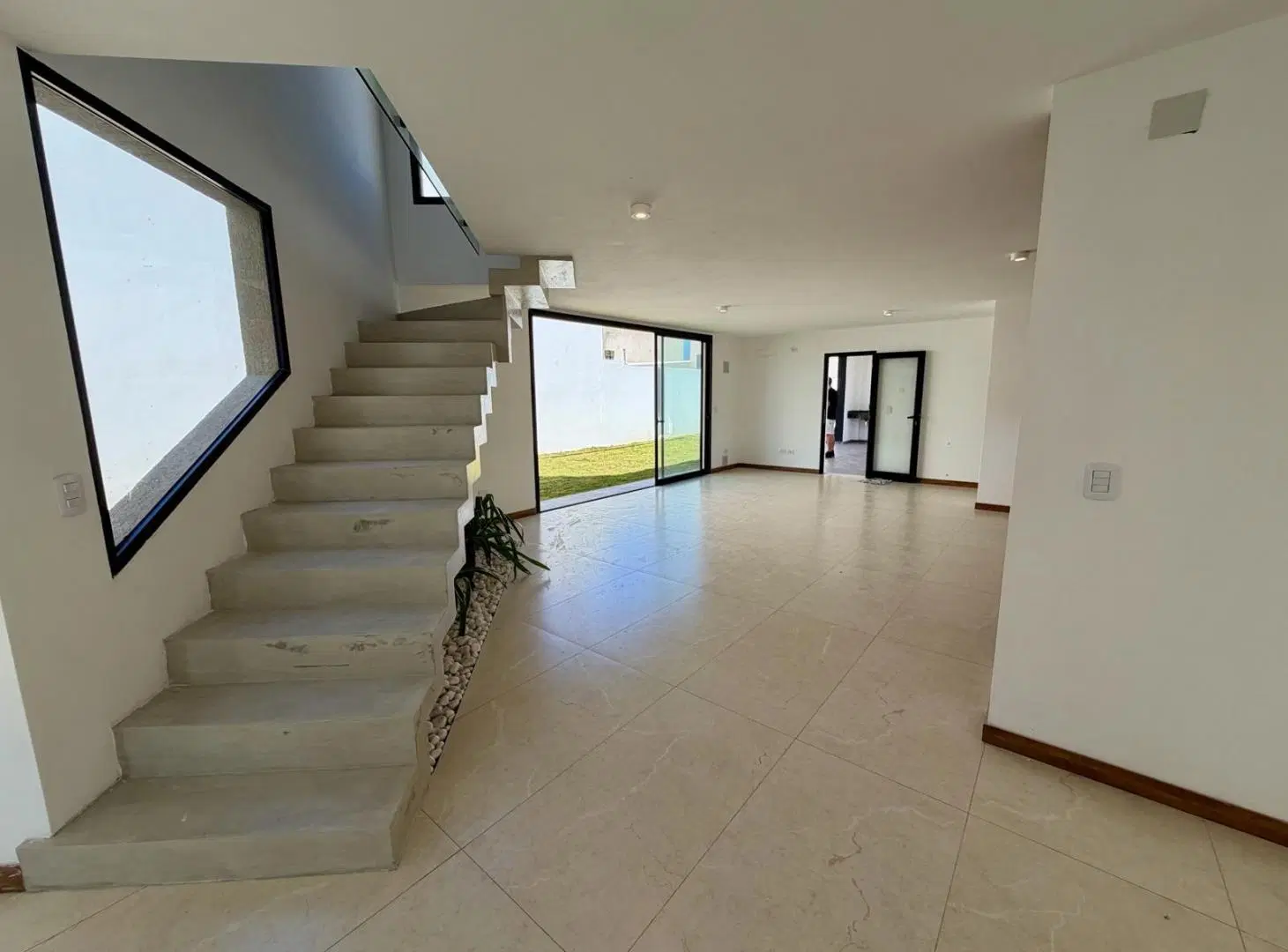 Casa de Diseño 4 dormitorios en Colinas de Manantiales 2 2