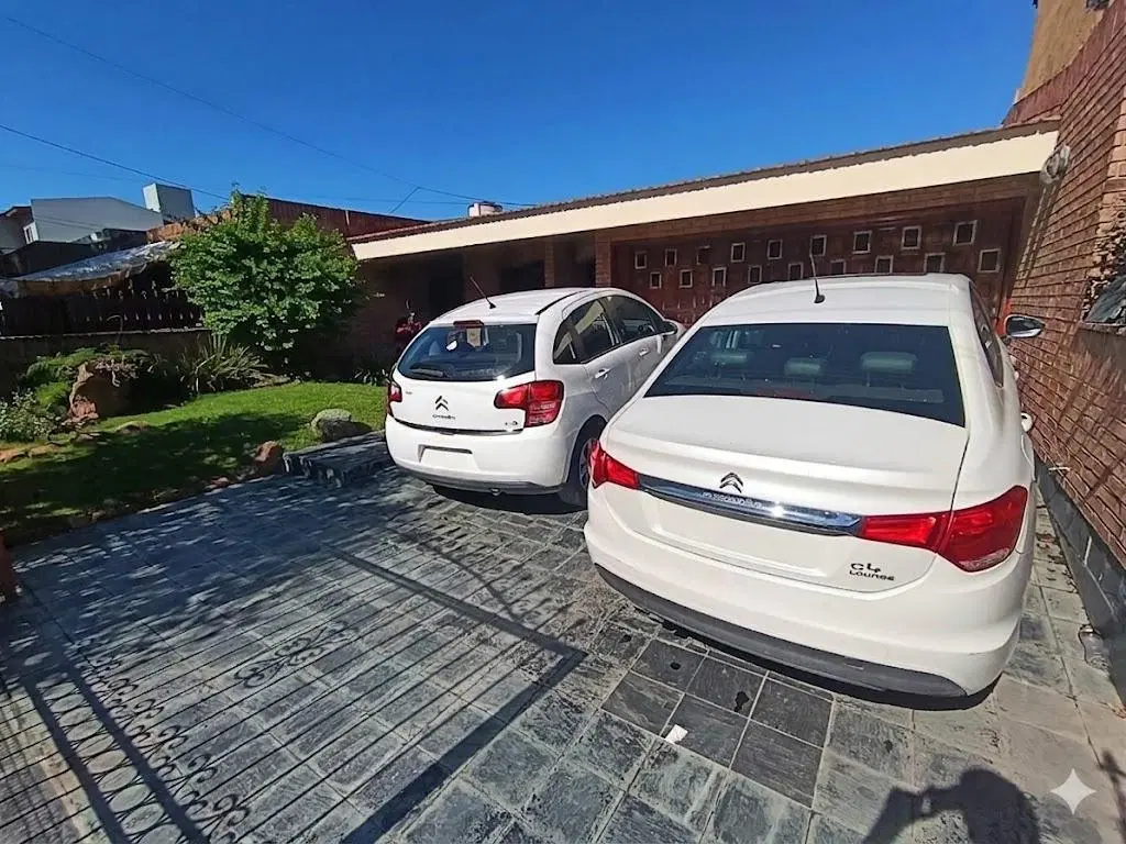 VENTA CASA 4 DORMITORIOS - VILLA CABRERA- GRAN TERRENO 3