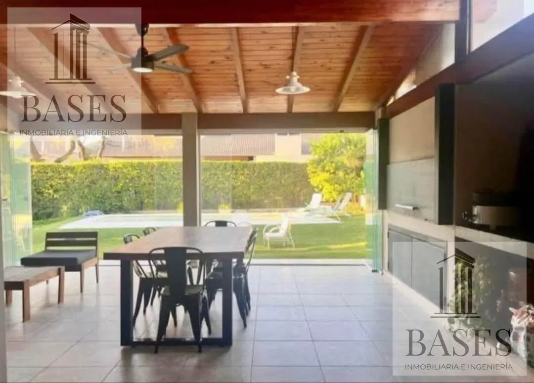 Se vende propiedad en Zona Valle Escondido en una sola planta de 3 dormitorios 3