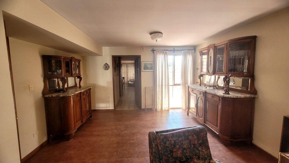 Amplia Casa en Venta en Godoy Cruz 4 Habitaciones 2