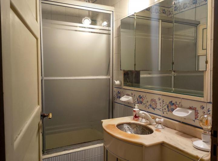Amplia casa en venta con depto independiente 5