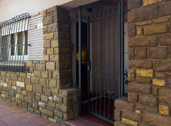 Amplia casa en venta con depto independiente 3