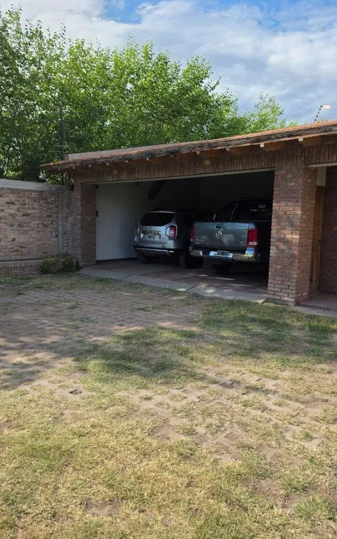 EXCELENTE CASA EN VENTA CARRIL GODOY CRUZ 3