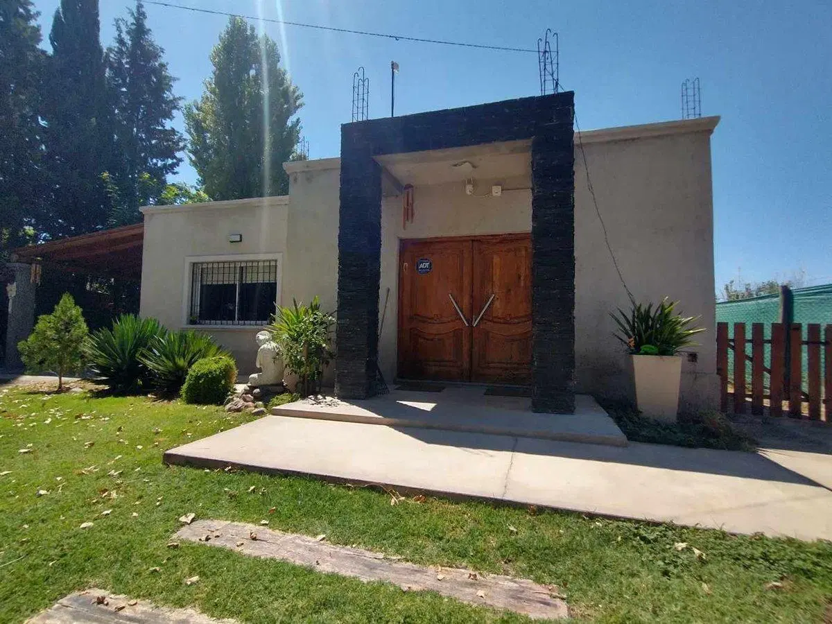 VENTA DE CASA CON  PILETA RODEO DEL MEDIO MAIPU 2