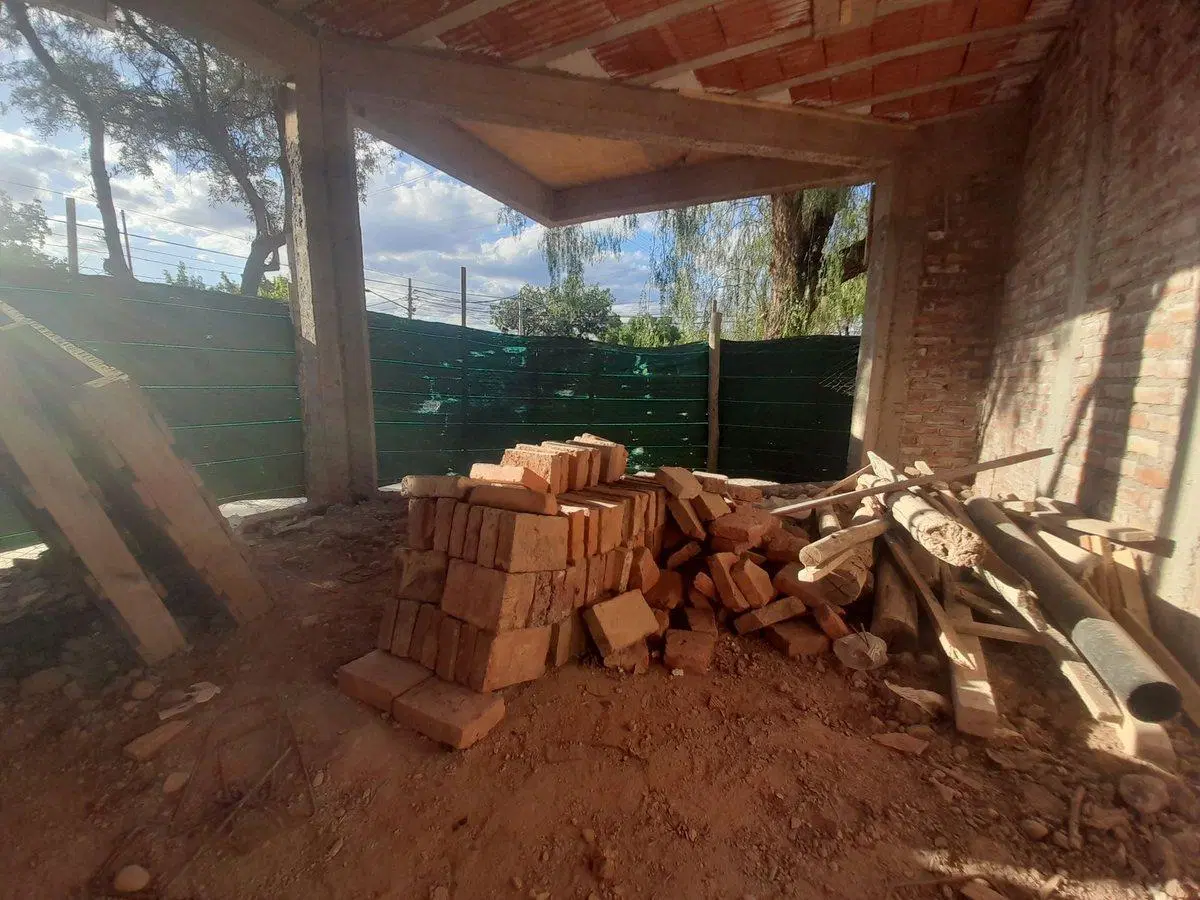 VENTA DE LOCAL COMERCIAL A ESTRENAR GODOY CRUZ 4