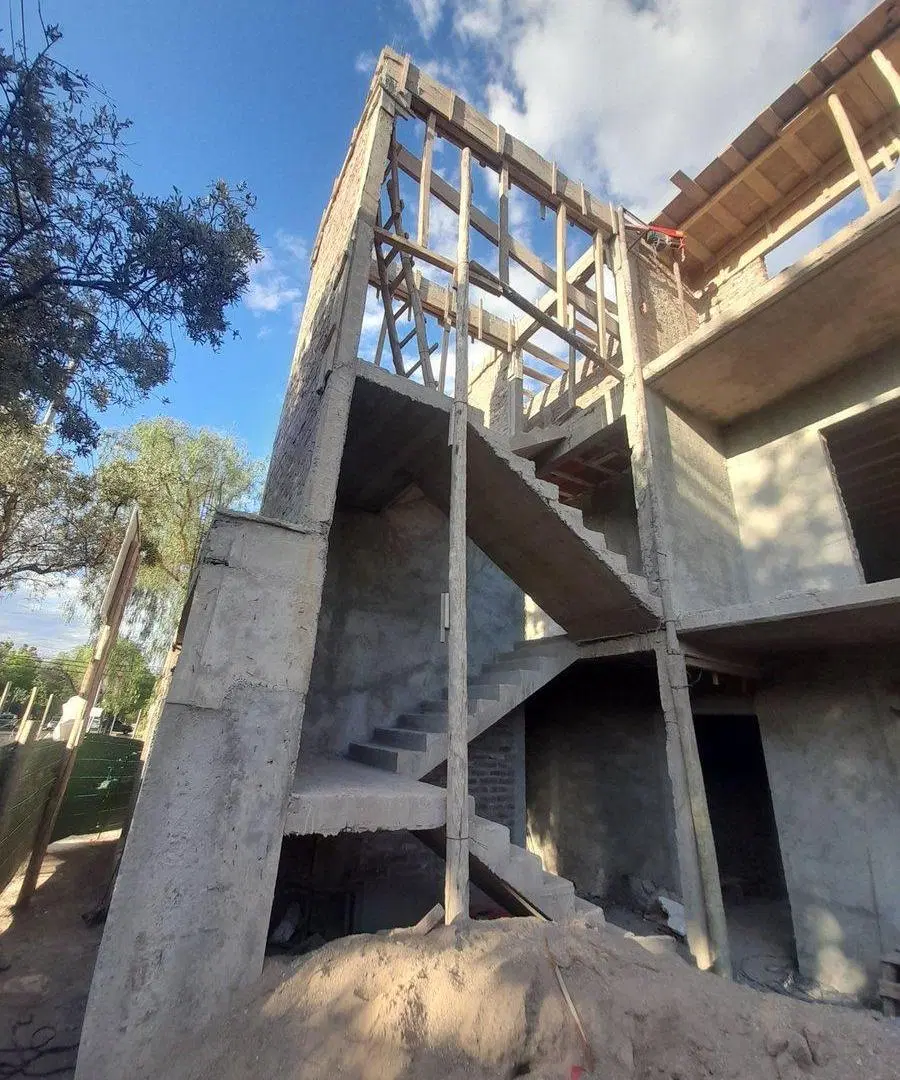 VENTA DE LOCAL COMERCIAL A ESTRENAR GODOY CRUZ 3