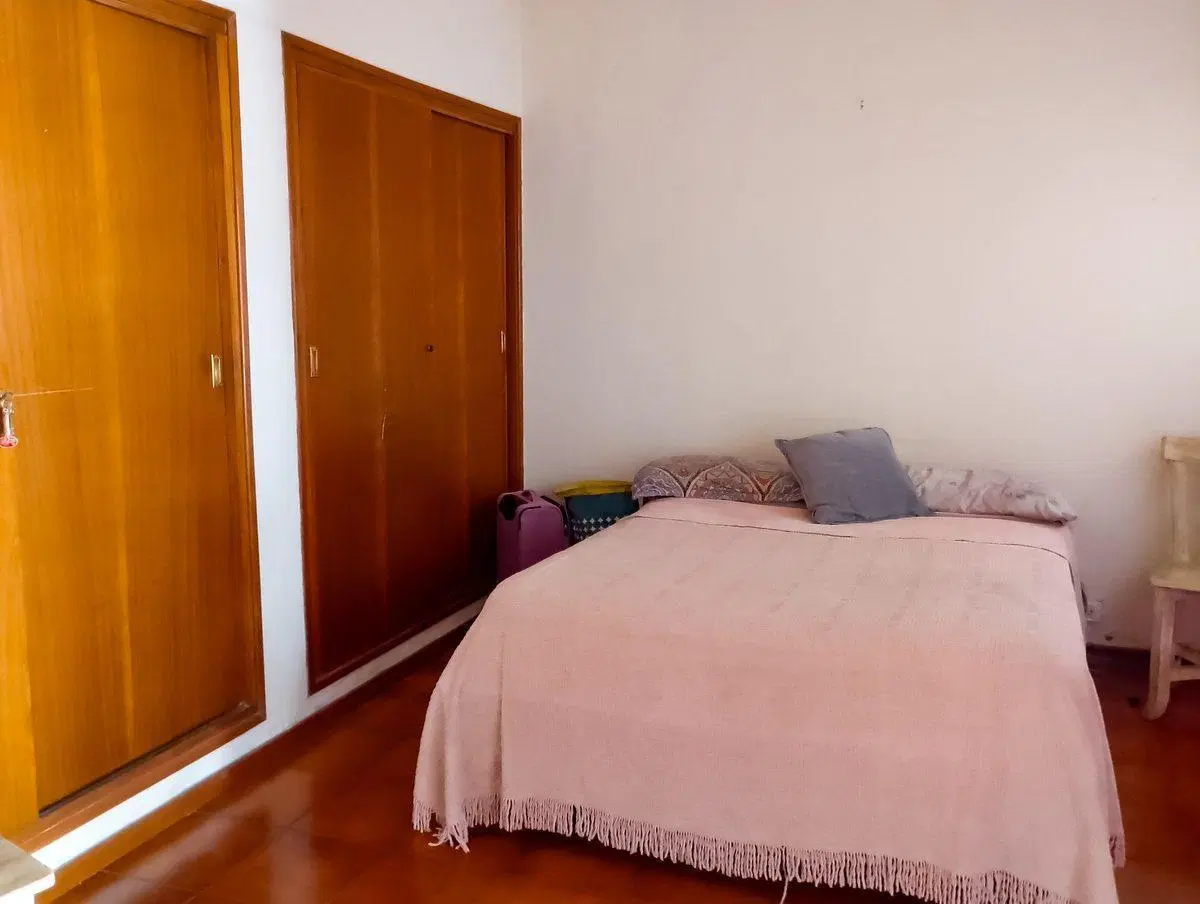 Amplia casa en venta con depto independiente 3