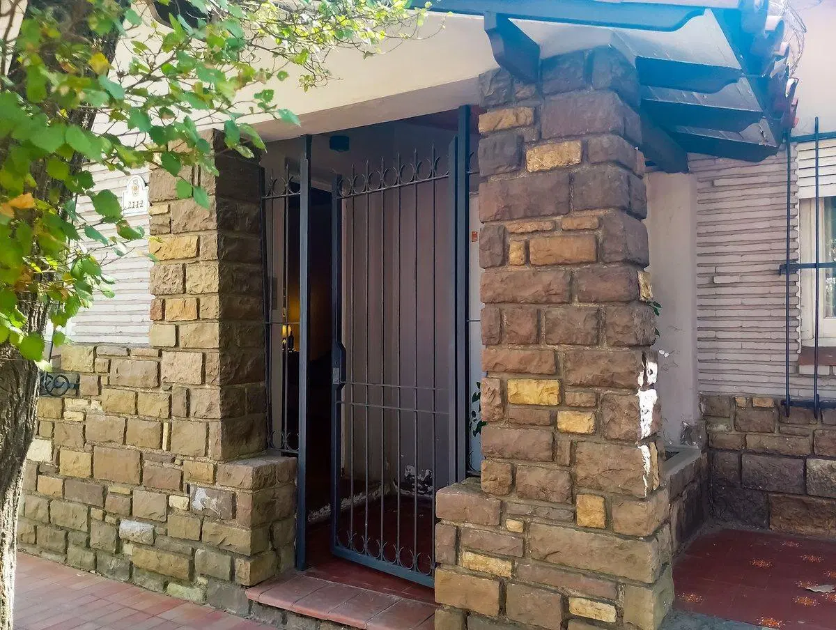 Amplia casa en venta con depto independiente 5