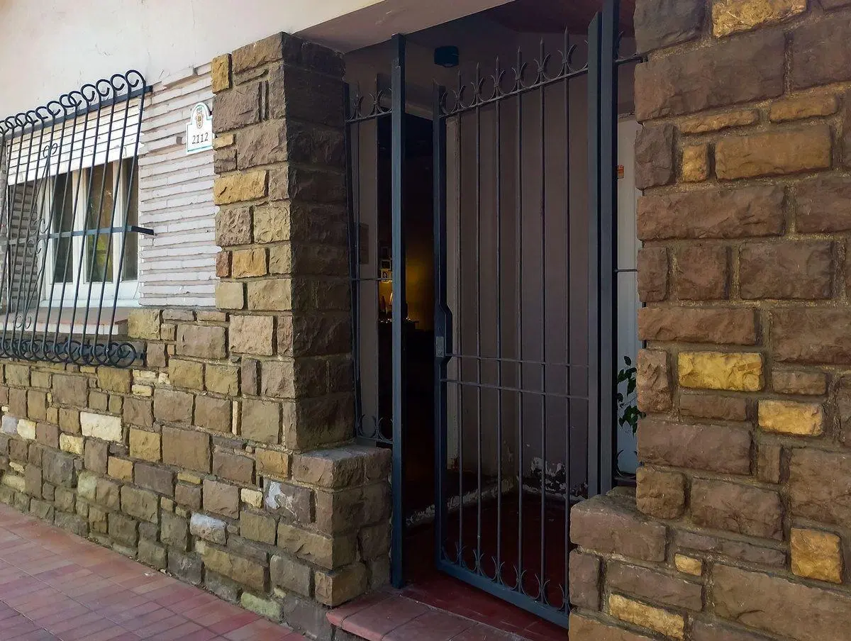 Amplia casa en venta con depto independiente 2