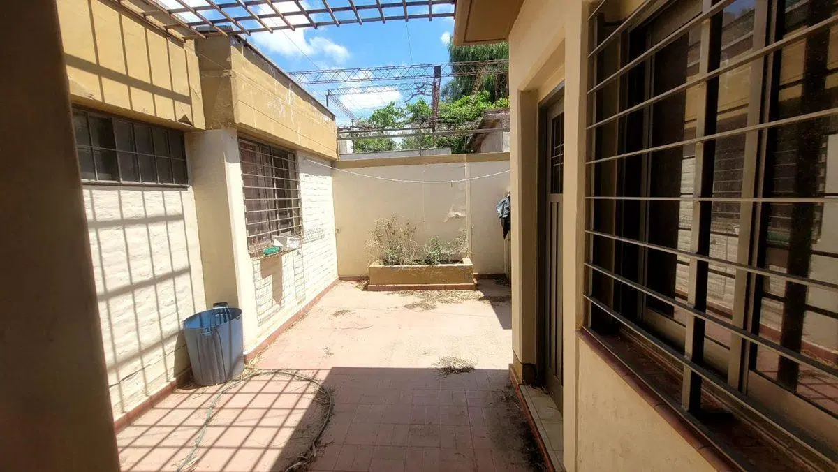 Amplia casa en venta en Godoy Cruz 4 habitaciones 5