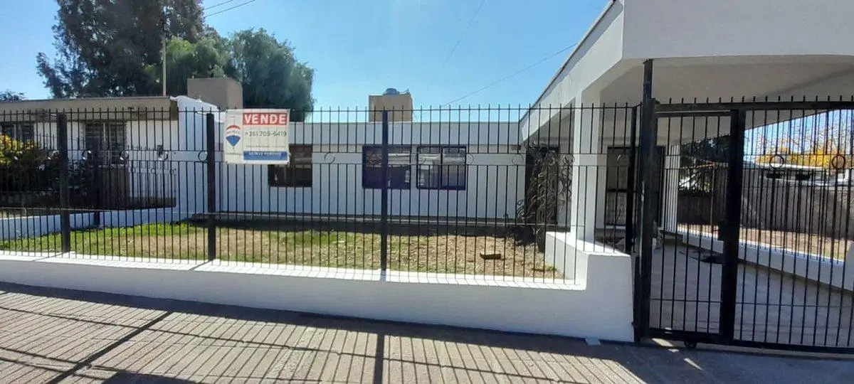 Amplia casa en venta en Godoy Cruz 4 habitaciones 3