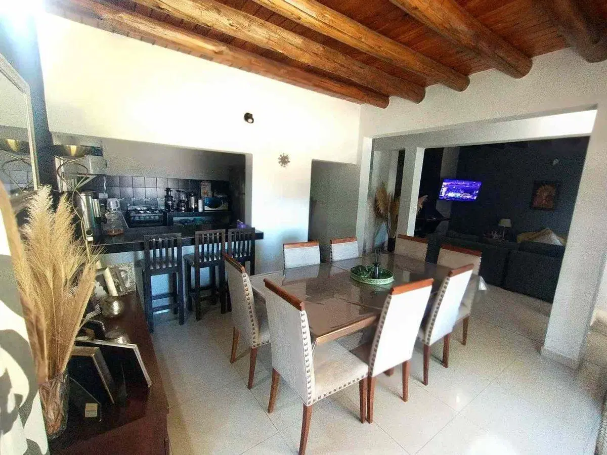 VENTA DE CASA CON  PILETA RODEO DEL MEDIO MAIPU 3