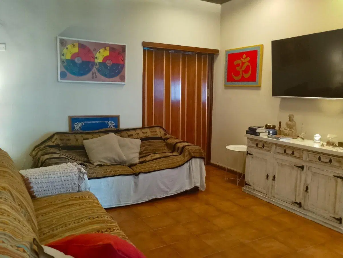 Amplia casa en venta con depto independiente 4
