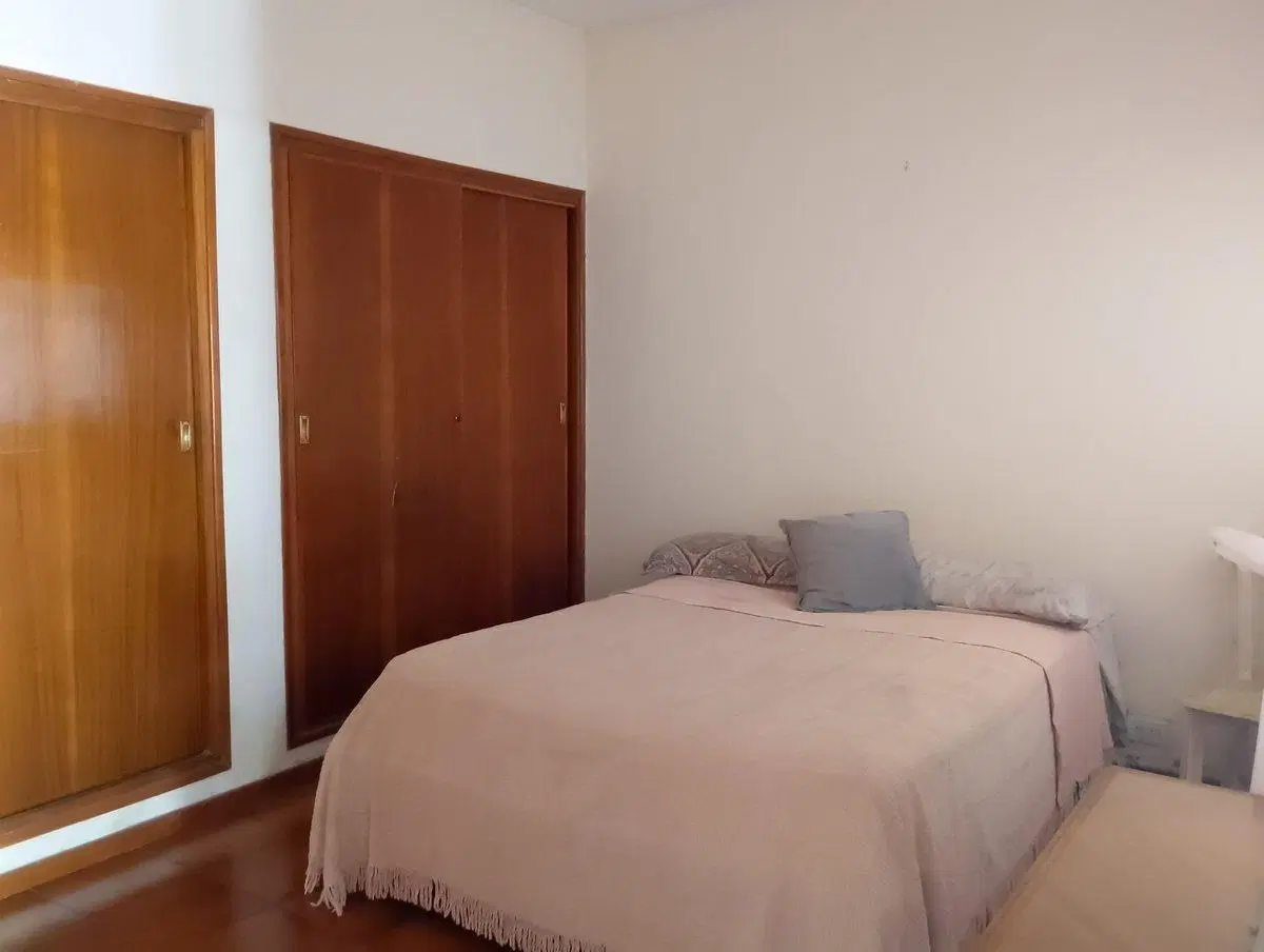 Amplia casa en venta con depto independiente 5