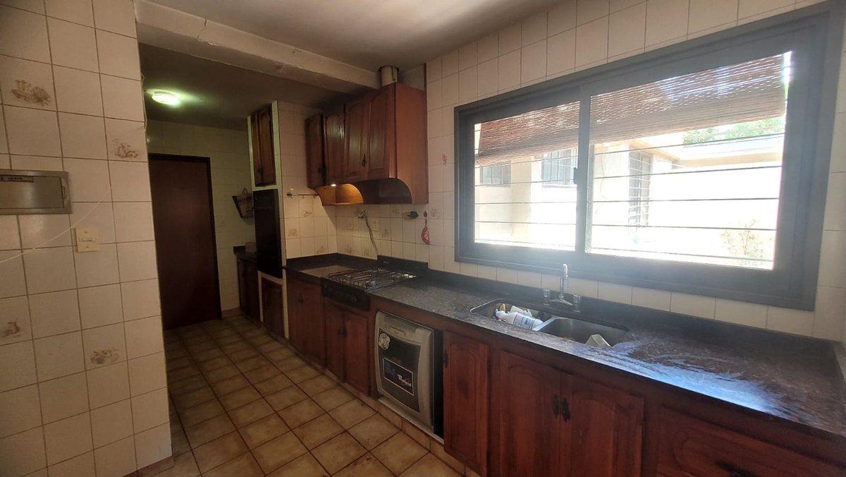 Foto de Amplia casa en venta en Godoy Cruz 4 habitaciones, imagen 2