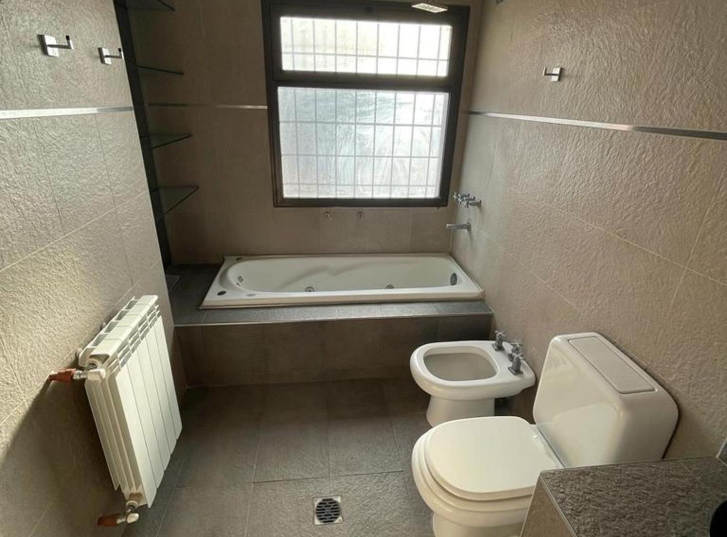 Foto de VENTA CASA 4 DORMITORIOS GUAYMALLEN, imagen 3