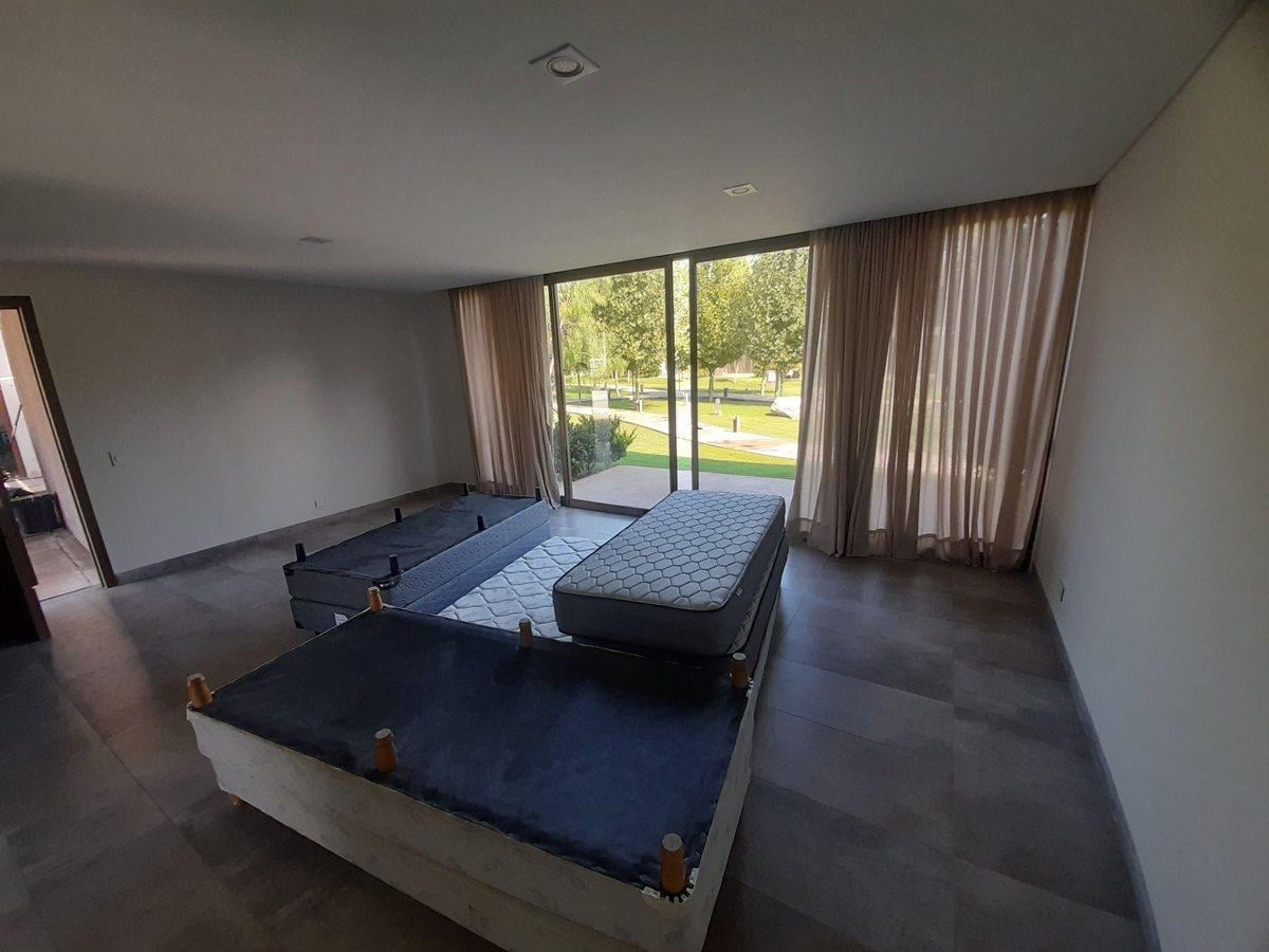 Foto de VENTA DUPLEX DE CATEGORIA CHACRAS DE CORIA, imagen 2