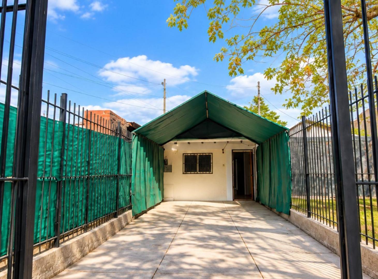 Foto de CASA CON COCHERA EN VENTA 2 AMBIENTES, LAS HERAS, imagen 1
