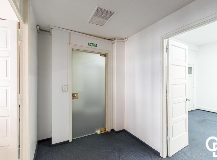 Venta Oficina en Microcentro: Estilo Clásico y Ubicación Inmejorable para Coworking 2