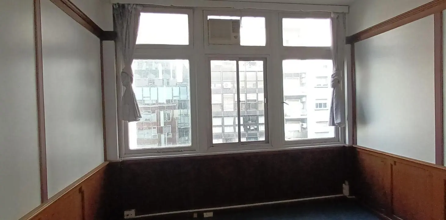 Venta Oficina en Av Córdoba 600: Estilo Clásico y Ubicación 2