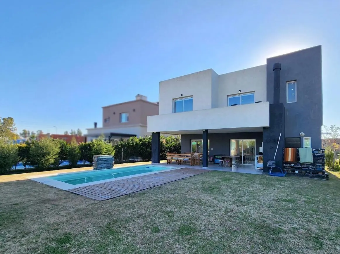 Casa en Venta 5 dormitorios Santa Emilia Pilar del Este 2