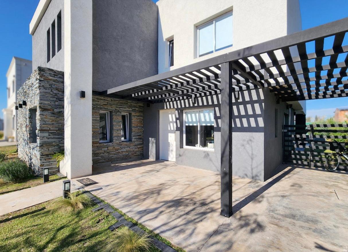 Casa en Venta 5 dormitorios Santa Emilia Pilar del Este