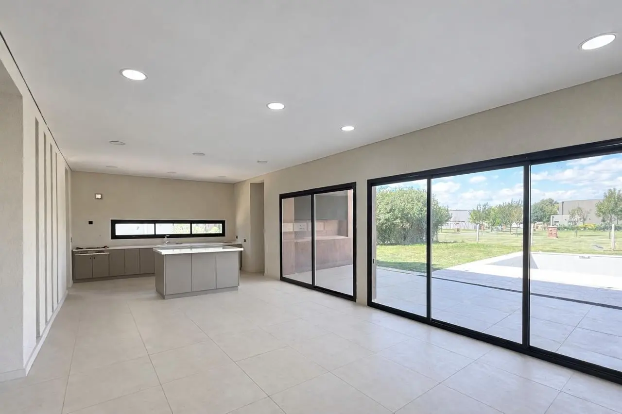 Casa en Venta 4 dorm Barrio Santo Tomas Pilar 2